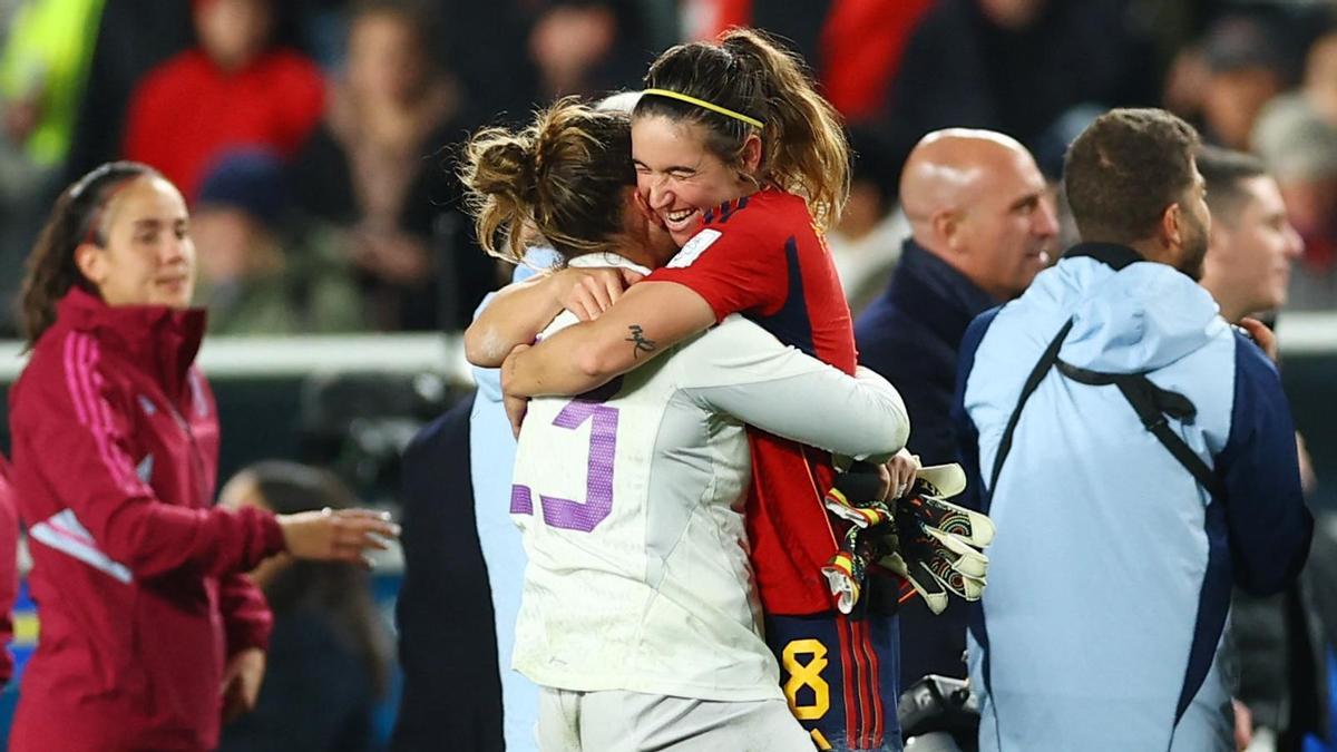 SOCCER-WORLDCUP-ESP-SWE/REPORT Mariona Caldentey se abraza a Cata Coll. España-Suecia, Mundial femenina