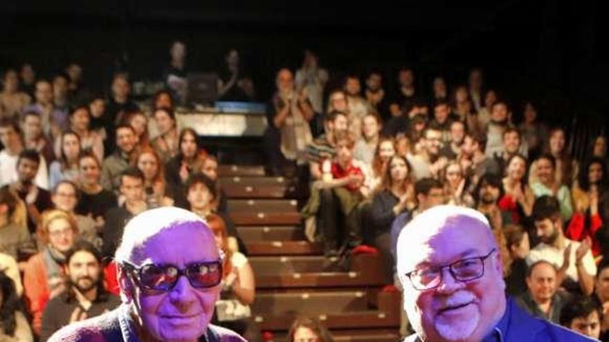 Alberto González Vergel, junto a Joaquín Amores, director de la Escuela de Arte Dramático del Principado de Asturias, ayer, en el teatro Alejandro Casona de la Laboral.