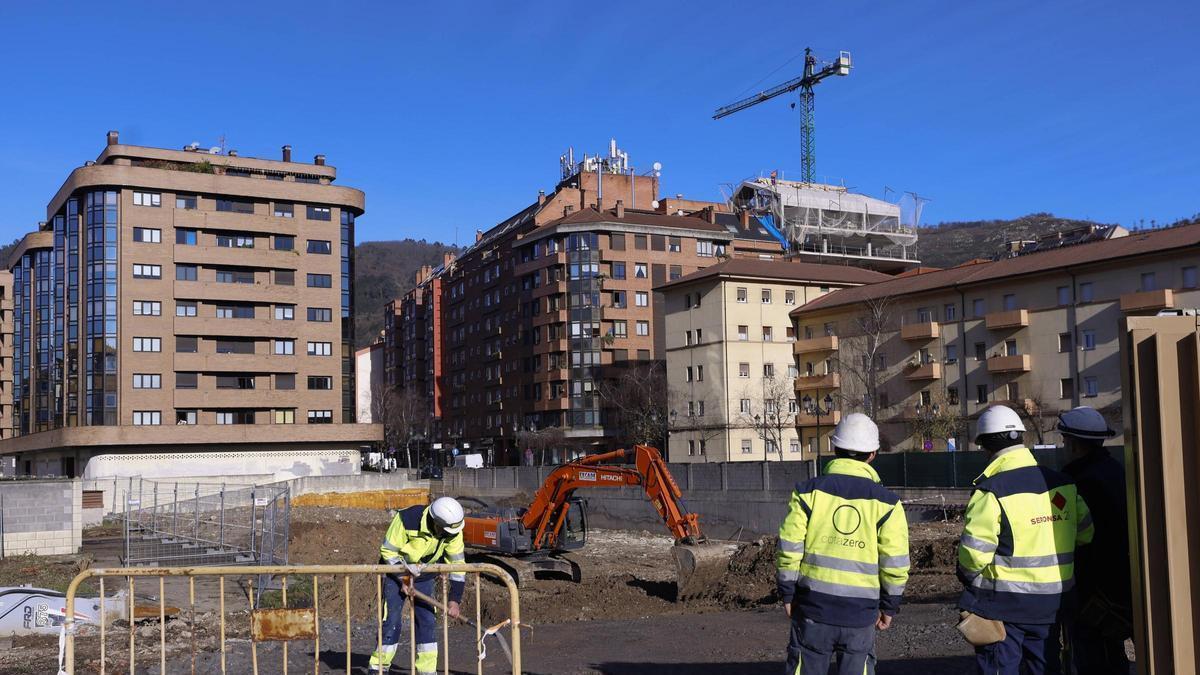 Trabajos para la construcción de viviendas en Vallobín, Oviedo, en una imagen de archivo.