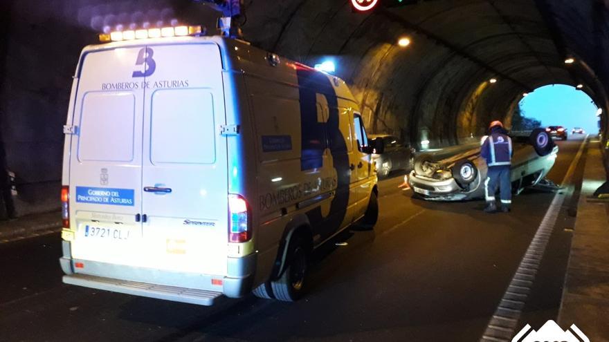 Vuelca un vehículo en el túnel de El Cadaval sin heridos