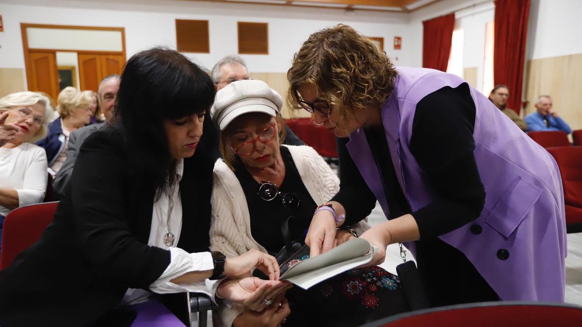 Alba Doblas, derecha, conversa con Rosa Quirós y Dulcenombre Rodríguez, de la plataforma.