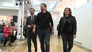 GRAF4546. MADRID, 22/02/2020- El vicepresidente segundo del Gobierno y secretario general de Podemos, Pablo Iglesias, que ha reunido este sábado en Madrid a los ministros de Unidas Podemos y a la alcaldesa de Barcelona, Ada Colau, en un encuentro con el que se busca visibilizar sintonía con IU y los comunes tras la entrada al Gobierno de coalición con el PSOE, a su llegada acompañado del ministro de Consumo y líder de IU, Alberto Garzón (c), y Aaa Colau EFE/ Fernando Villar