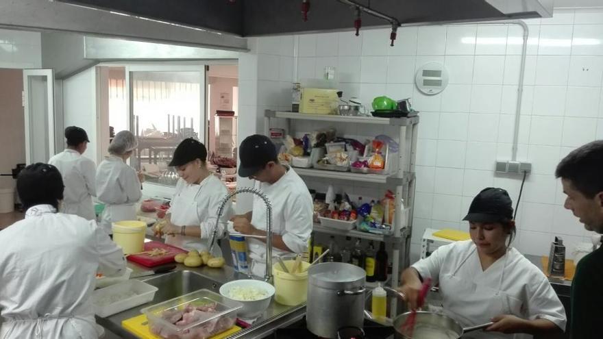 Los jóvenes durante prácticas de cocina