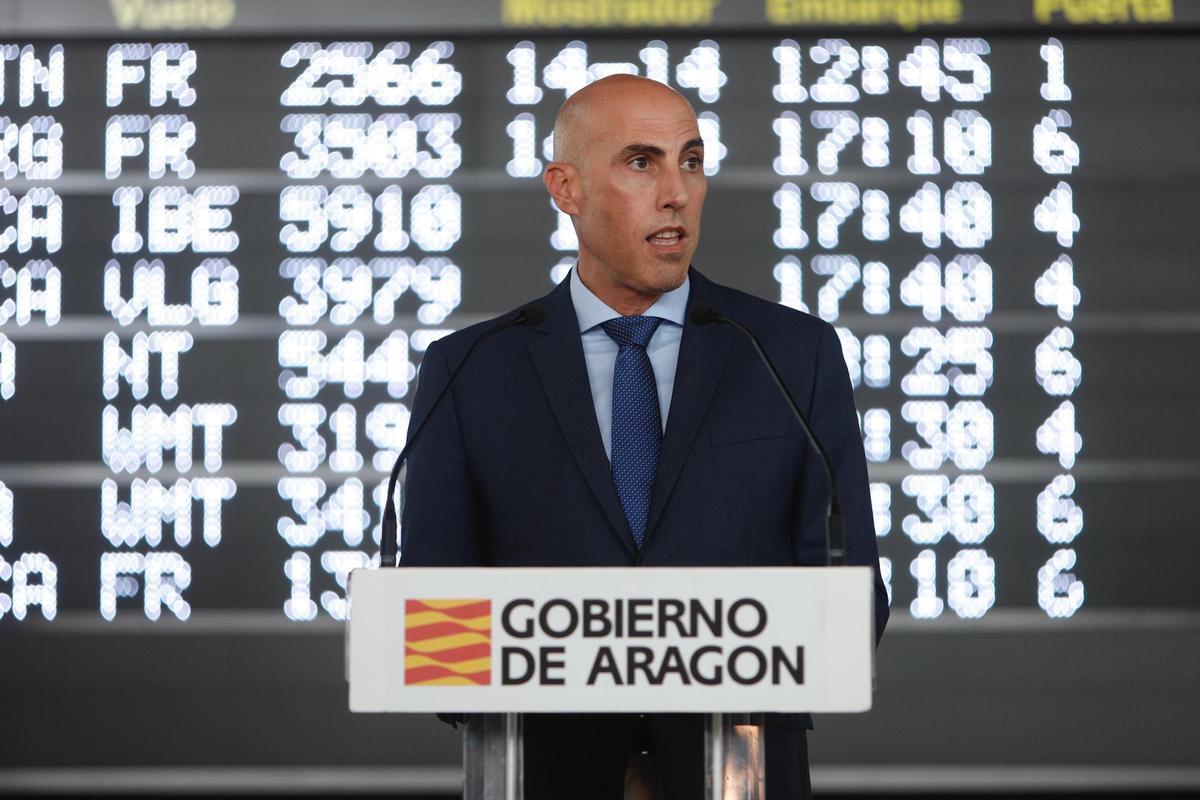 El director general de Transportes del Gobierno de Aragón, David Sánchez Fraile, en el aeropuerto de Zaragoza.