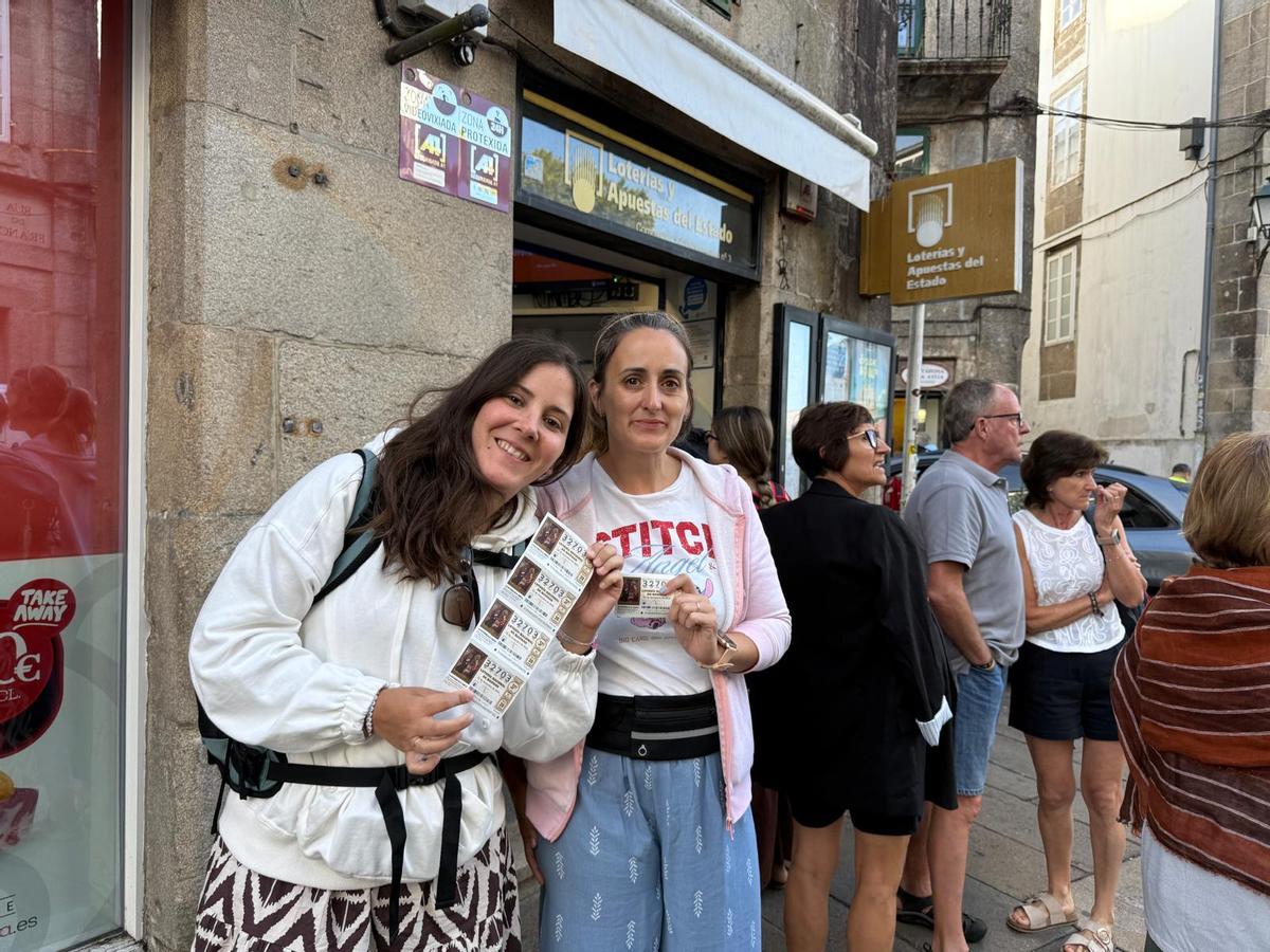 Mariloli y Mamen con sus décimos de la lotería de Navidad