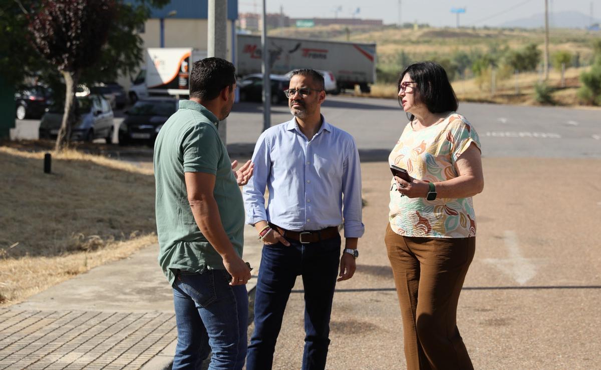 Miembros del PSOE en el Centro Regional de Transportes de Mérida.