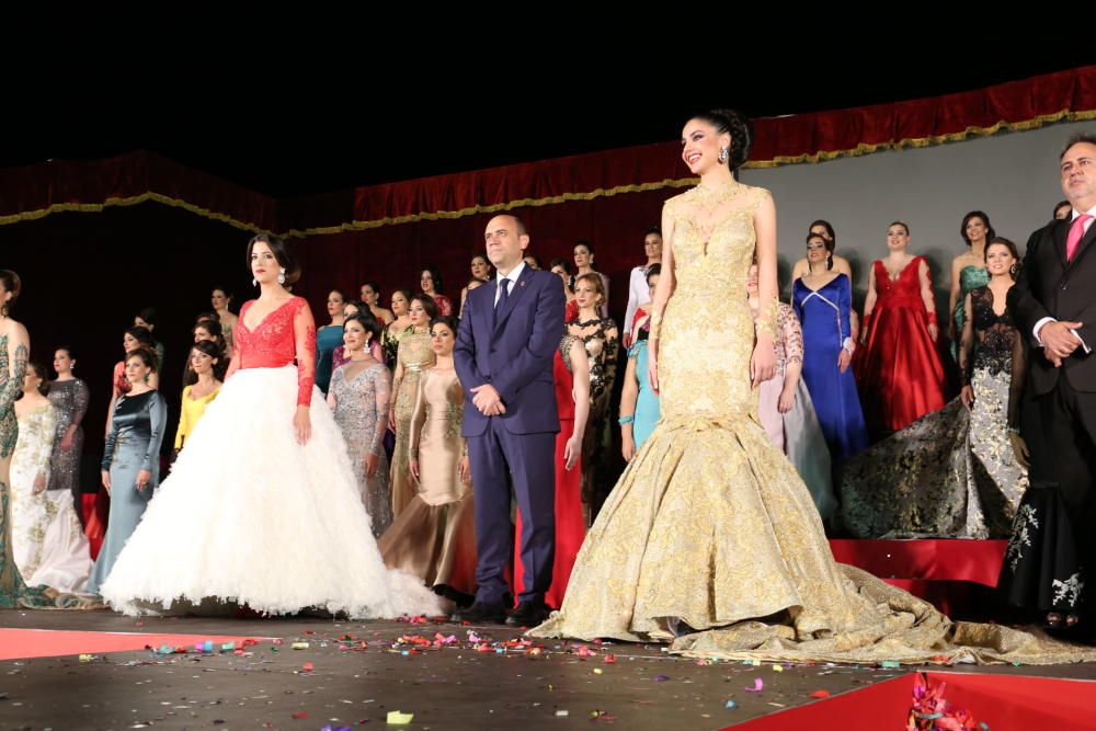 Las candidatas a Bellea del Foc lucen en la Gala del Puerto con el apoyo de familiares y comisionados