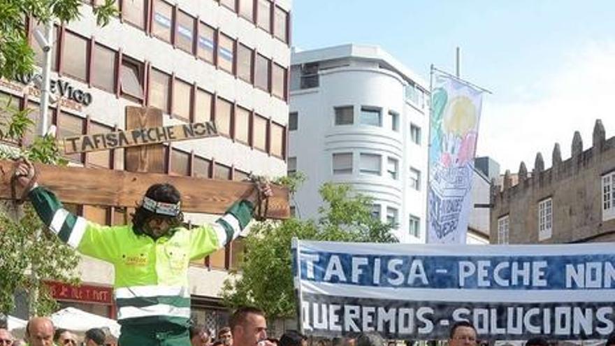 Un trabajador se &quot;crucifica&quot;durante la concentración de ayer contra el cierre de Tafisa.