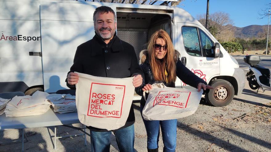 Roses reparteix 1.500 bosses de cotó reutilitzables al mercat