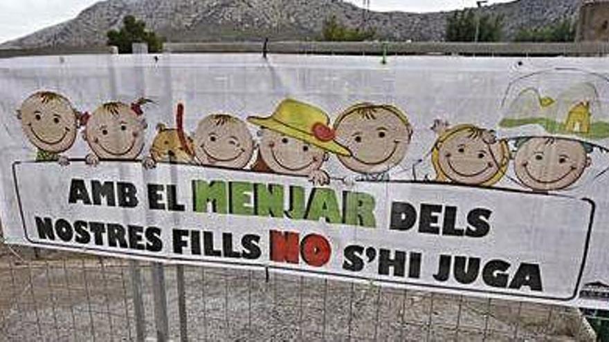 Una pancarta en defensa de la gestió del menjador a l&#039;escola Guillem de Montgrí.