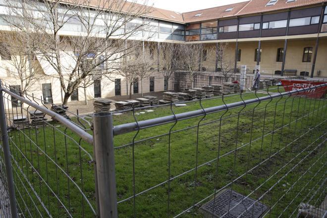 El inicio de la obra en el patio central del centro municipal de El Coto para hacer un anfiteatro, en imágenes.