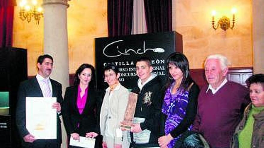 La familia Campo Prieto con Silvia Clemente, tras recibir el premio al mejor queso artesano.