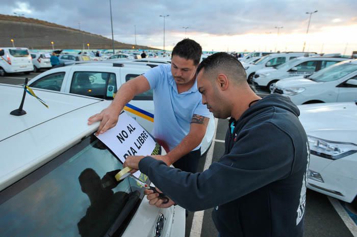 Protesta de taxistas contra el día libre