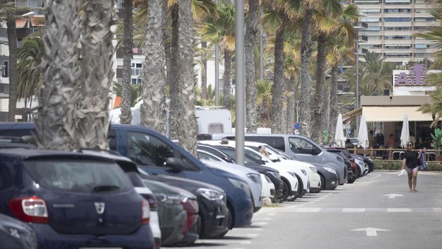 Más de media hora al volante para encontrar aparcamiento en la playa de San Juan de Alicante