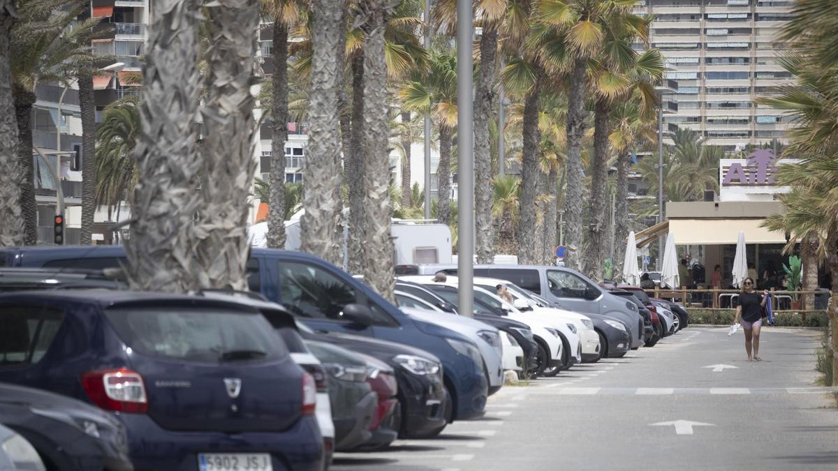 Más de media hora al volante para encontrar aparcamiento en la playa de San Juan de Alicante