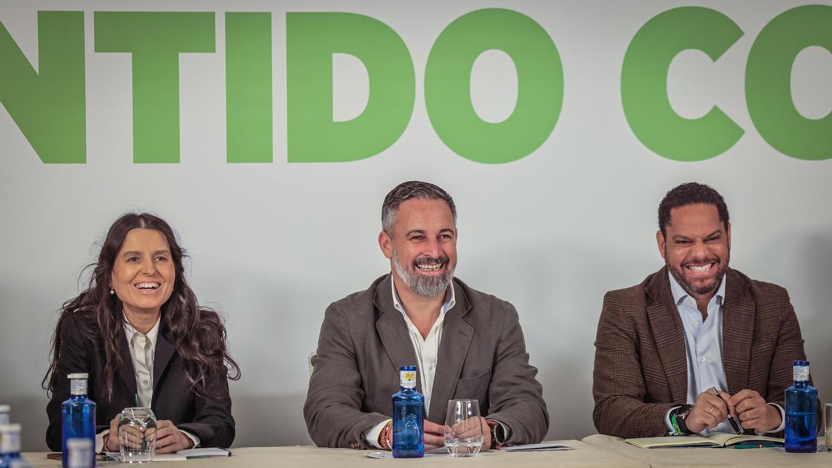 Montse Lluís, Santiago Abascal e Ignacio Garriga, en la reunión del Comité Ejecutivo Nacional de Vox de este lunes.