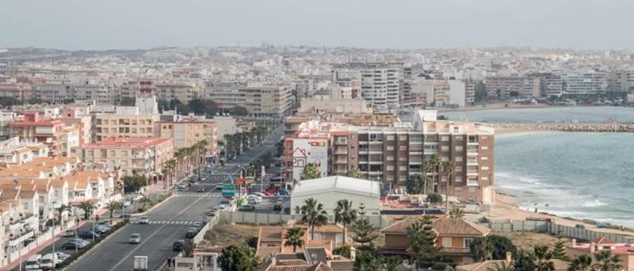 Imagen del litoral sur de Torrevieja, con las urbanizaciones en torno al casco urbano.