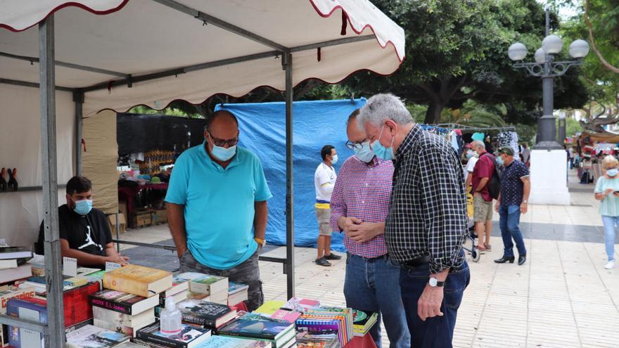 El concejal Pedro Quevedo visita este domingo el rastro tras su reapertura al público