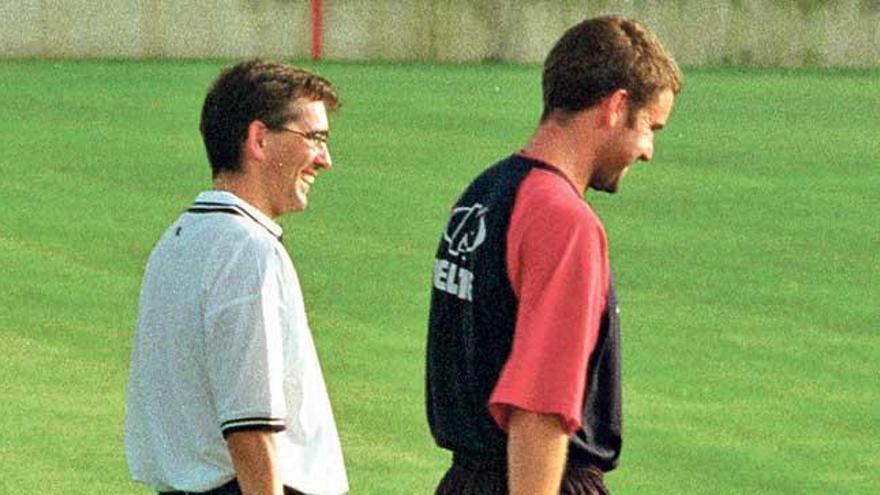 Fernando Vázquez y Lluís Carreras, en un entrenamiento con el Mallorca en diciembre de 1999.