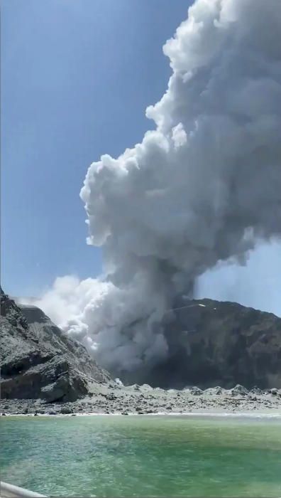 Erupción del volcán Whakaari en Nueva Zelanda.