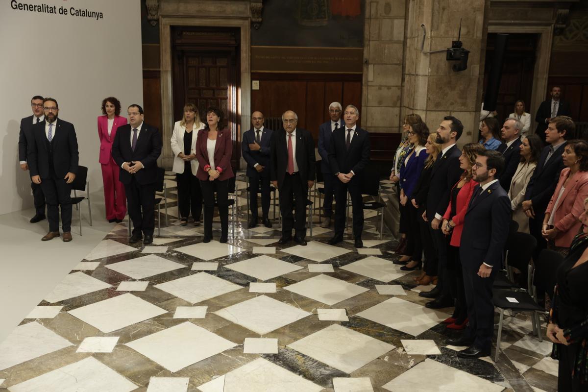 El nuevo gobierno catalán tras el acto de toma de posesión de los nuevos consellers que se ha celebrado este martes en el Palau de la Generalitat, antes de celebrar la primera reunión del nuevo Govern