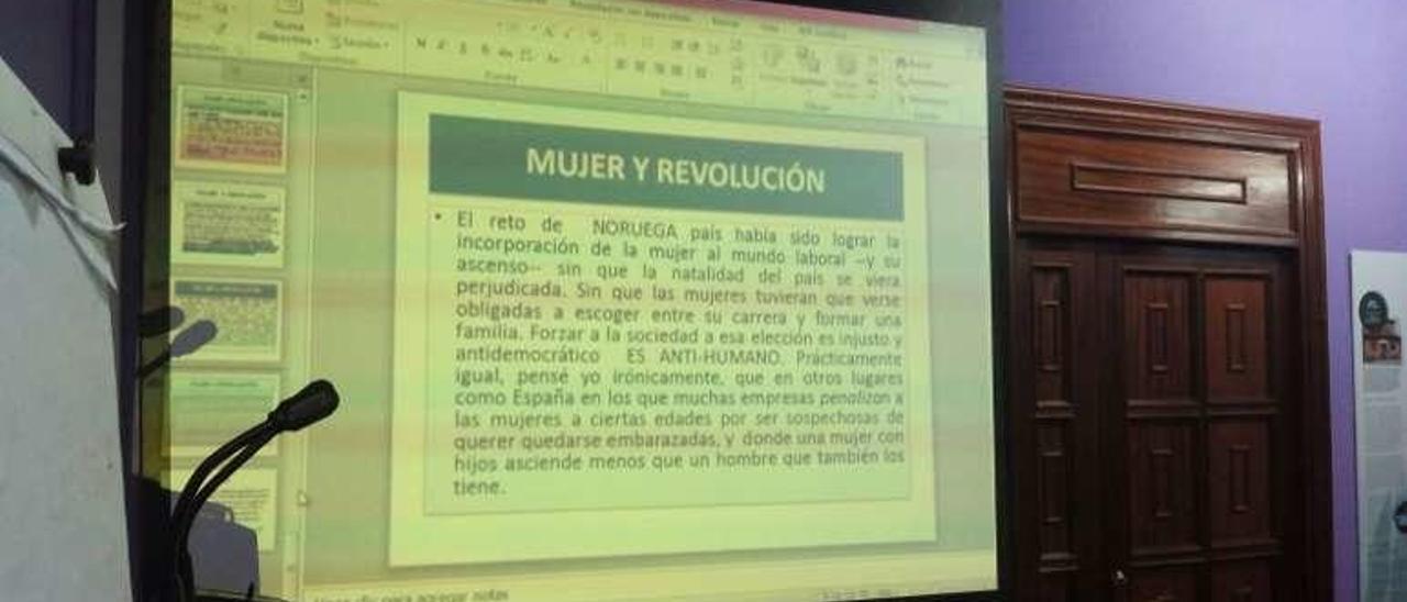 Una de las ponencias de las jornadas de la mujer