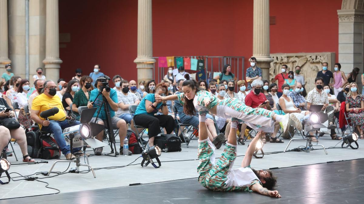 Dos mujeres hacen equilibrios en una obra del Trayectos en el Museo