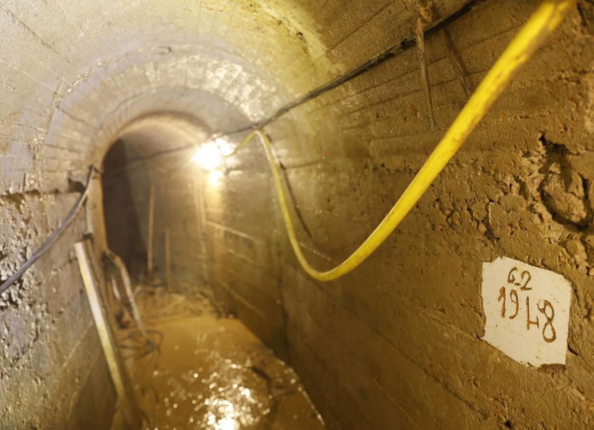 Un viejo azulejo de los años de dictadura y un moderno robot para picar piedra en la galería