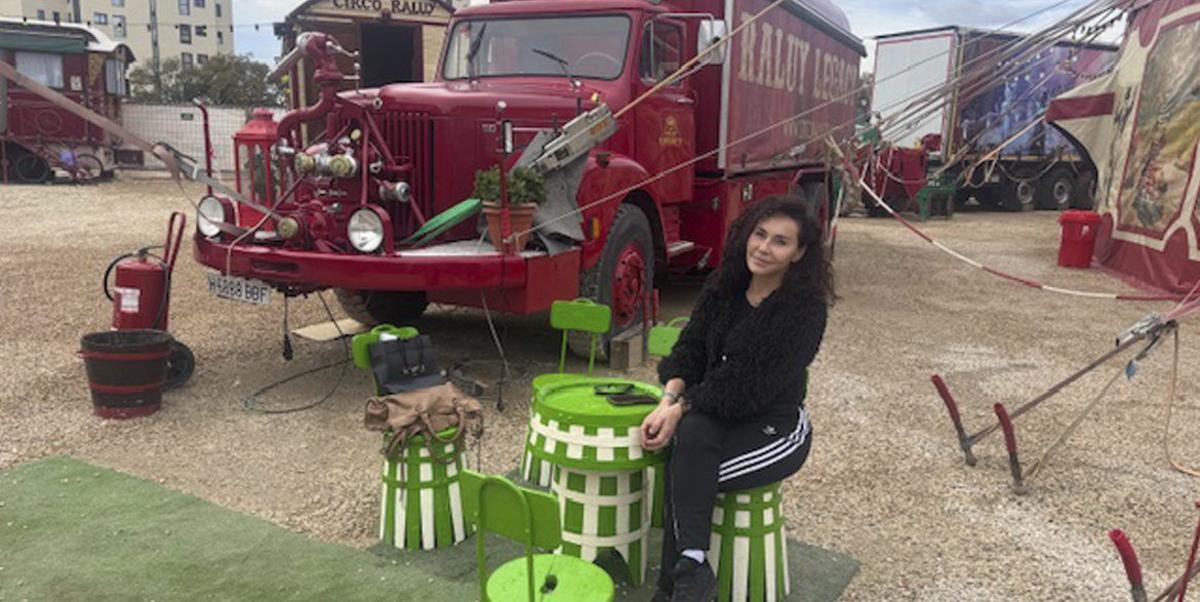 Preparando el 35 aniversario de Alinur: Isidro Ortuño, Clara López, Leonor Martínez, Inés Domínguez, Martha Ortiz, Victoria Martínez, Lola Barberá, Nuria Coves y Reme Antón. | INFORMACIÓN