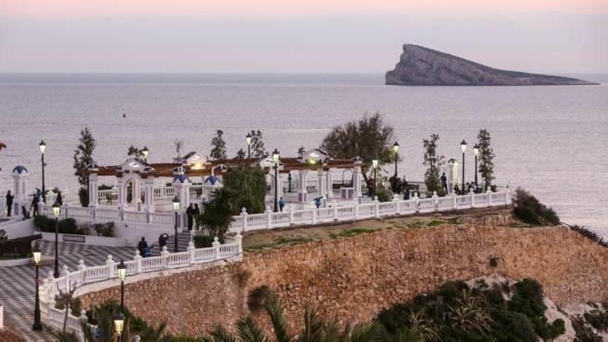 La isla de Benidorm vista desde la costa, con el restaurante ilegal en el centro del archipiélago.