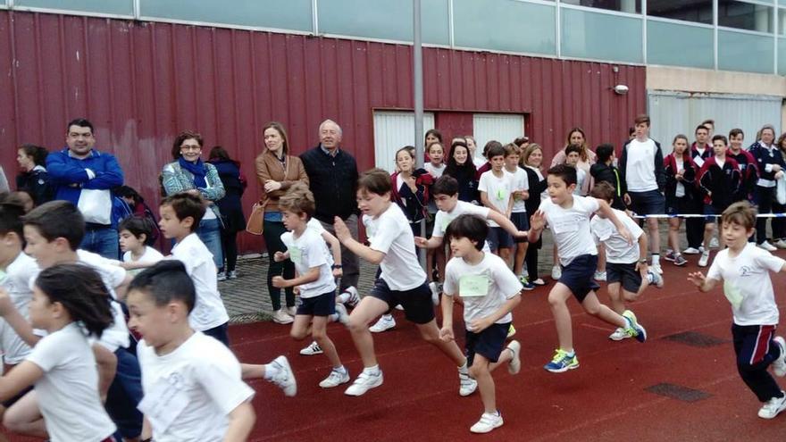 Escolares del San Rafael participando ayer en una prueba deportiva.