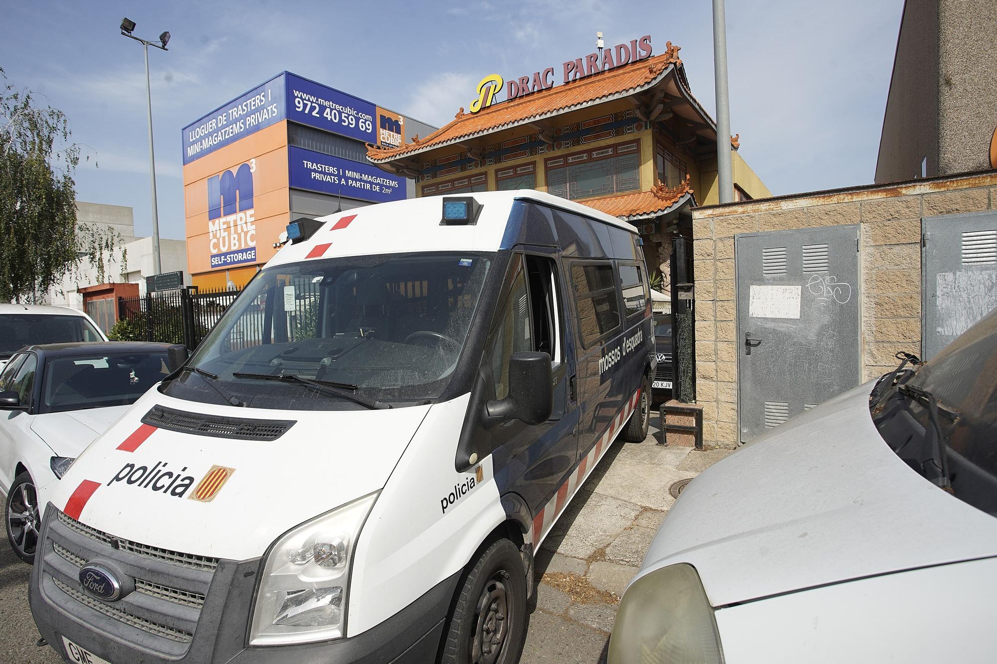 Apunyala dues persones, n'agredeix una altra en un restaurant de Girona i es llança per la finestra