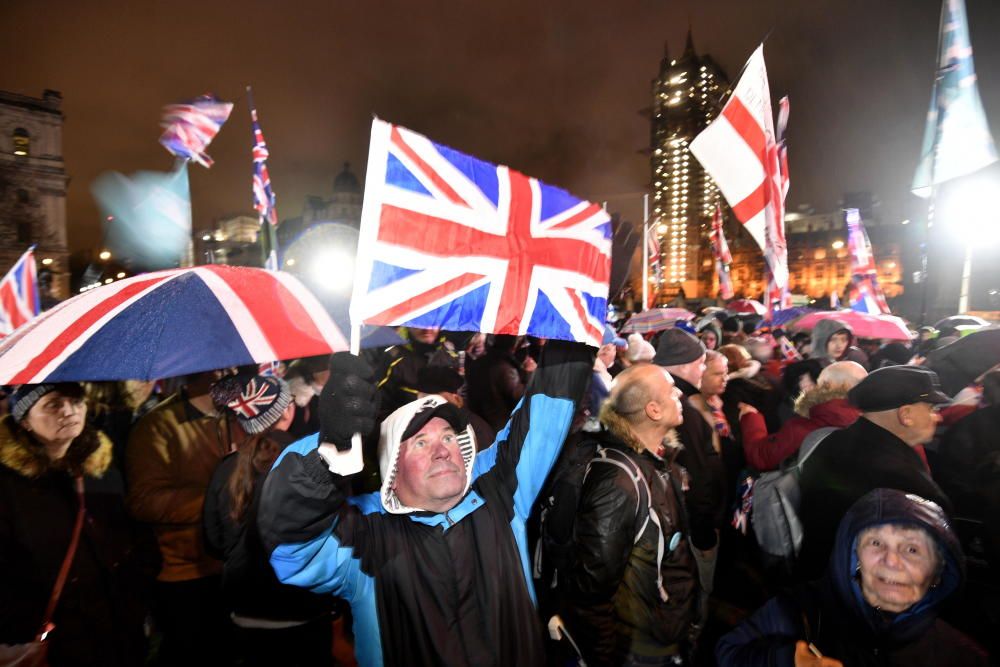Partidarios del Brexit celebran la salida del Reino Unido de la UE.