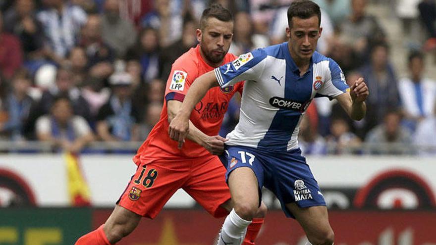 Lucas Vázquez (d) en un partido ante el Barcelona.