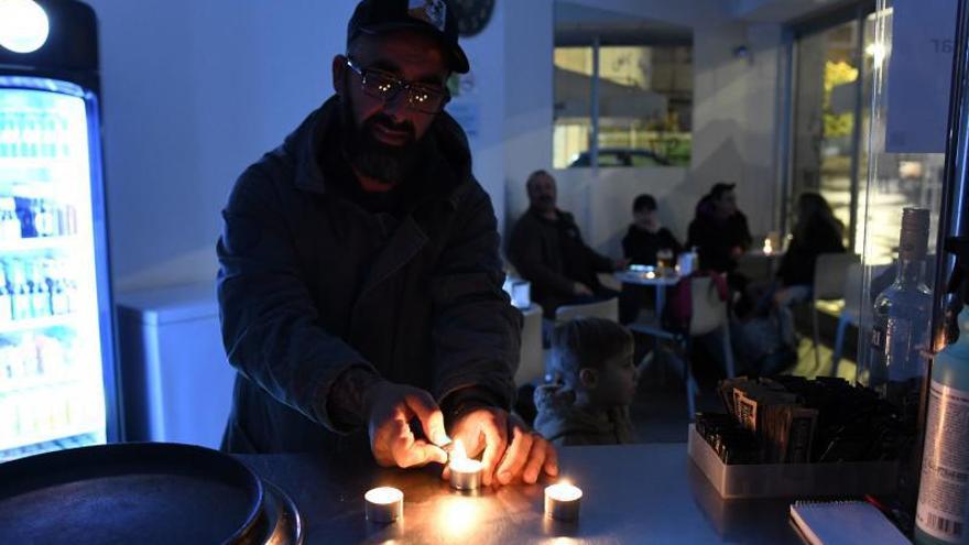 La hostelería, cinco minutos “a dos velas” para protestar por el precio de la energía