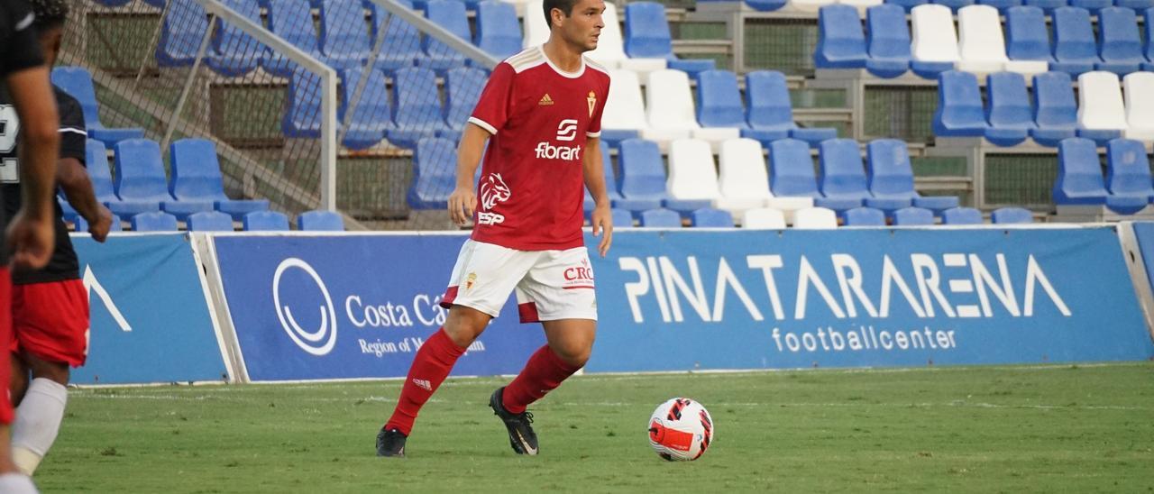 Ale Galindo, centrocampista del Real Murcia, durante la pretemporada.