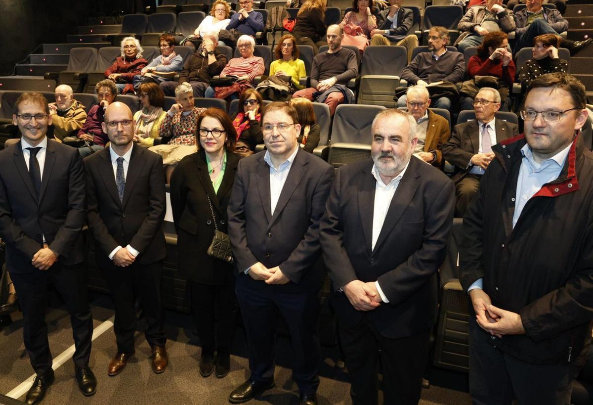 Por la izquierda, Ricardo Díaz Martín, Iván Aitor Lucas, Ángeles Rivero, Amador Menéndez, Jesús Alberto González y Jorge Álvarez, antes de la charla, en el Acuario de Gijón.