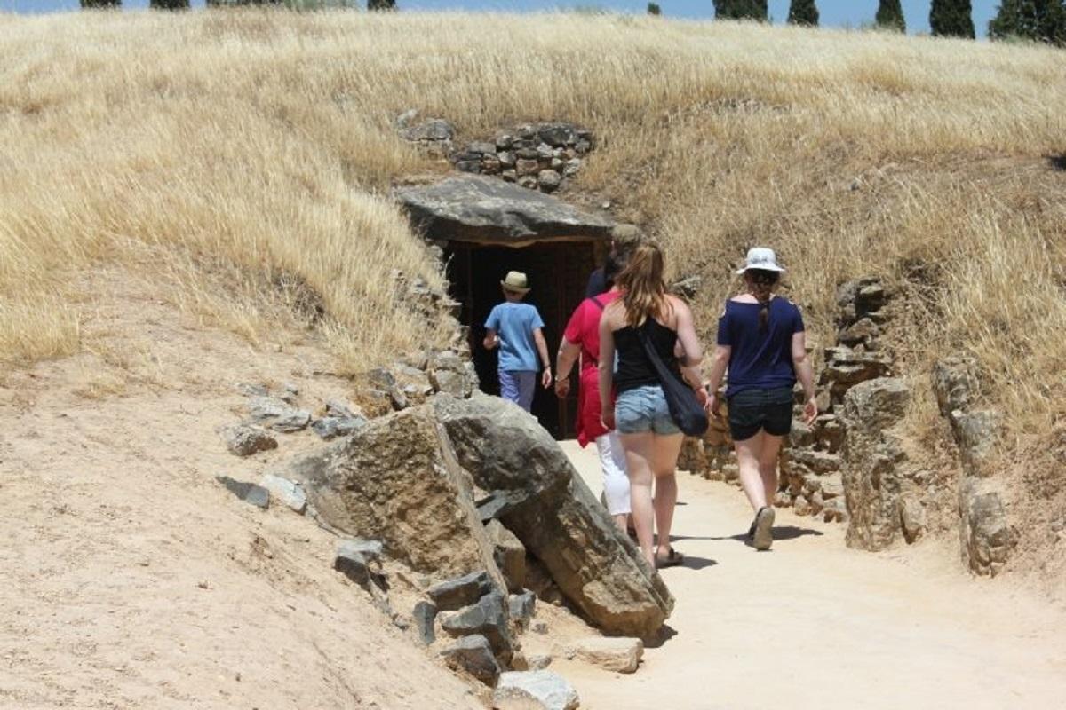 Visitantes en los Dólmenes de Antequera.