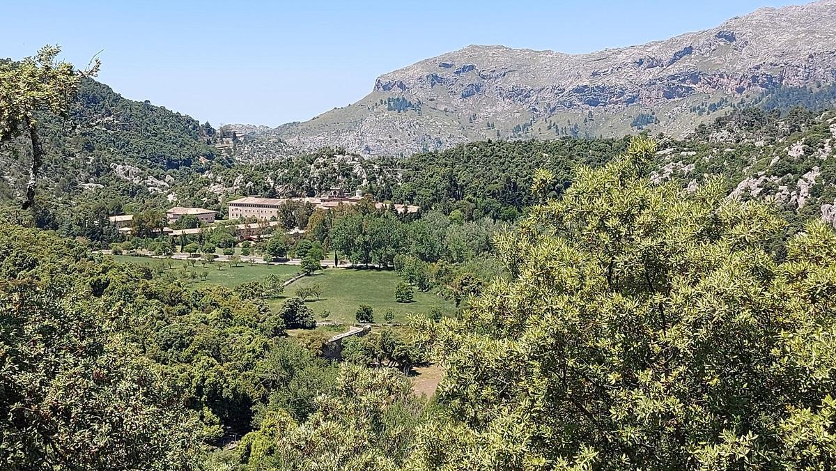 Auch die Wanderhütte Son Amer hat eine Aussichtsterrasse mit Weitblick. Hier bietet sich ein schöner Blick auf das Kloster Lluc. Auch die Wanderhütte Son Amer hat eine Aussichtsterrasse mit Weitblick. Hier bietet sich ein schöner Blick auf das Kloster Lluc.