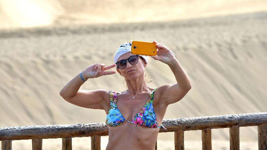 Una turista se hace un &#039;selfie&#039; en Playa del Inglés.