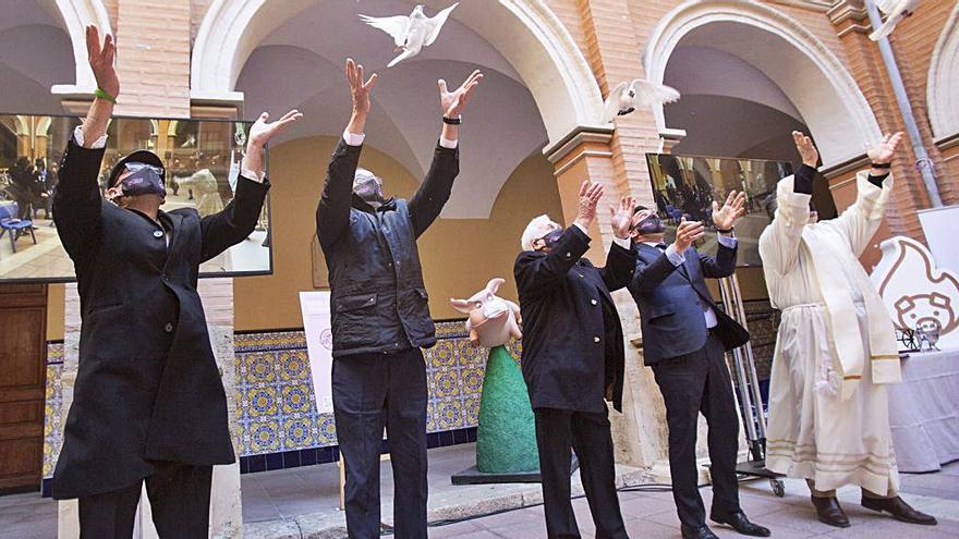 Los actos de Sant Antoni, en el barrio de Sagunt, se celebraron en versión reducida en la parroquia salesiana e incluyó una bendición simbólica. | EDUARDO RIPOLL