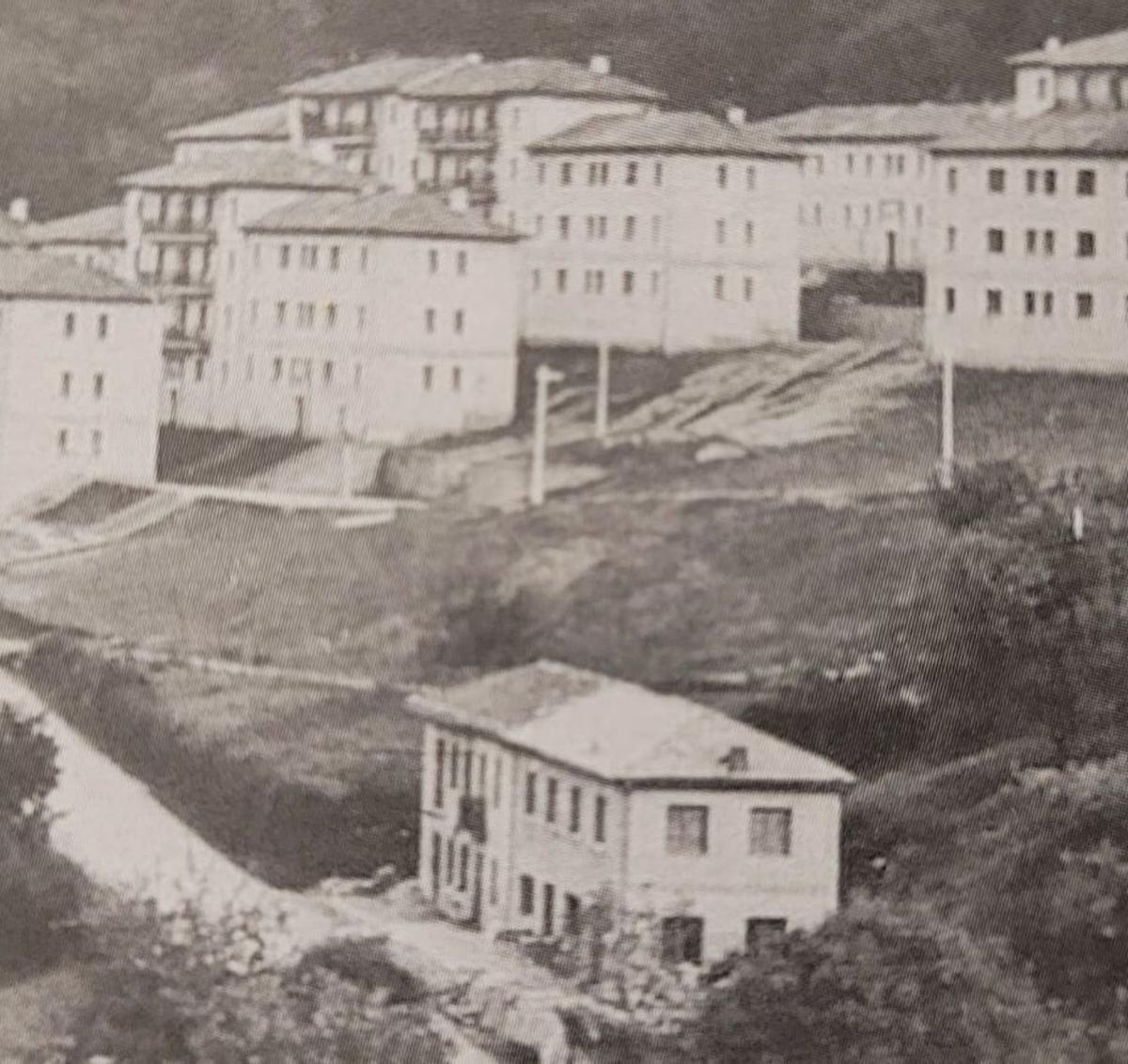 La barriada minera recién construida, en 1955, con la casa de Ignacio Suárez Pando en primer término. | Cedida por Fernando Delgado