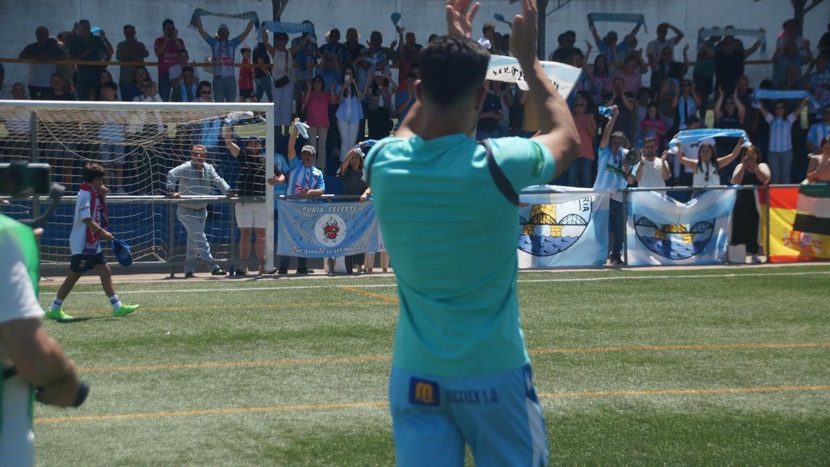Aficionados del Coria celebran con sus jugadores un triunfo balsámico por la salvación en Cáceres