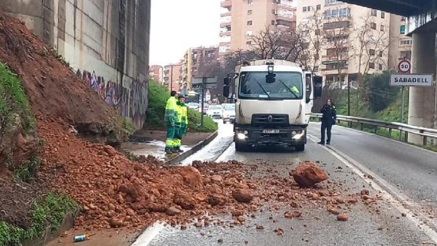 Desprendimientos por las lluvias interrumpen FGC entre Monistrol y Manresa y cortan una carretera en Sabadell