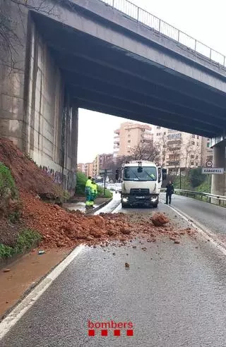 Desprendimientos por las lluvias interrumpen FGC entre Monistrol y Manresa y cortan una carretera en Sabadell