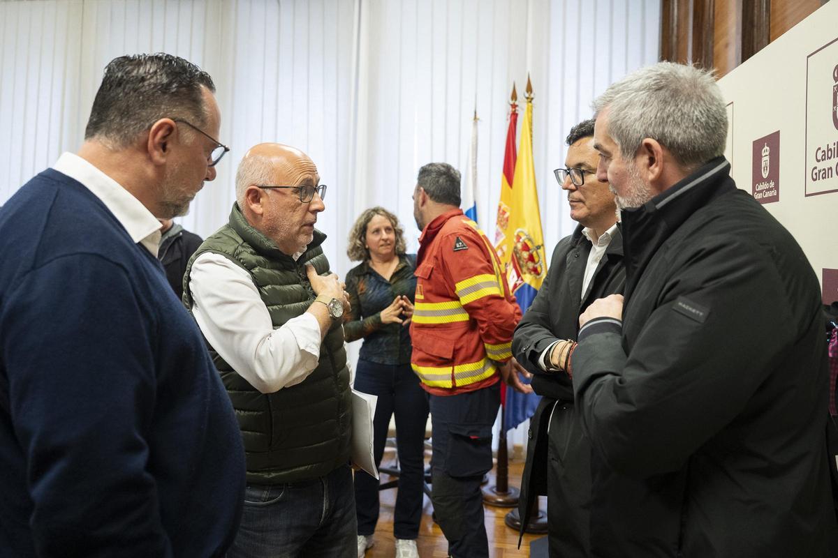 Antonio Morales conversa con Suárez, Rodríguez y Clavijo en la sede del Cabildo..jpg