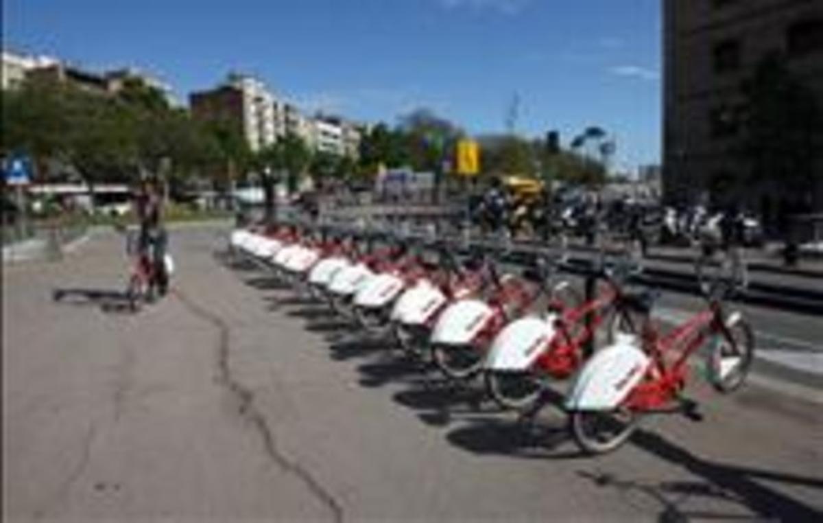Estació de Bicing situada davant del Palau de Mar a la Barceloneta. Estació de Bicing situada davant del Palau de Mar a la Barceloneta.