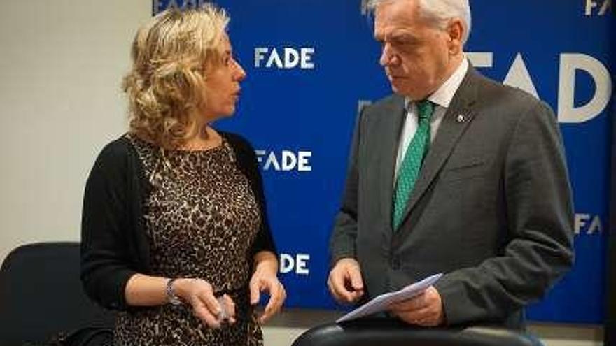 Ulacia y Belarmina Díaz, directora general de Energía, ayer, en un acto de la FADE.