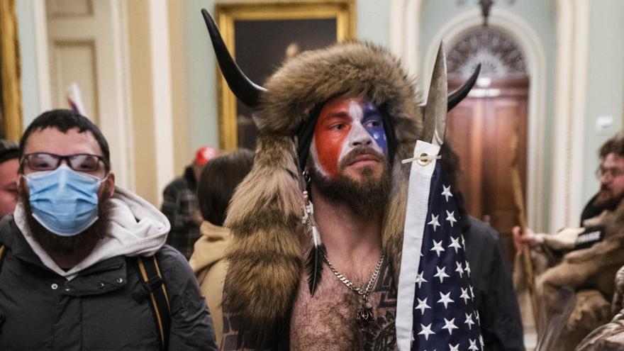 El simpatizante de Trump del disfraz de bisonte quiere testificar contra él en el &#039;impeachment&#039;