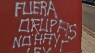 "Fuera okupas": pintadas en la calle de la octogenaria de La Laguna que se quedó sin casa